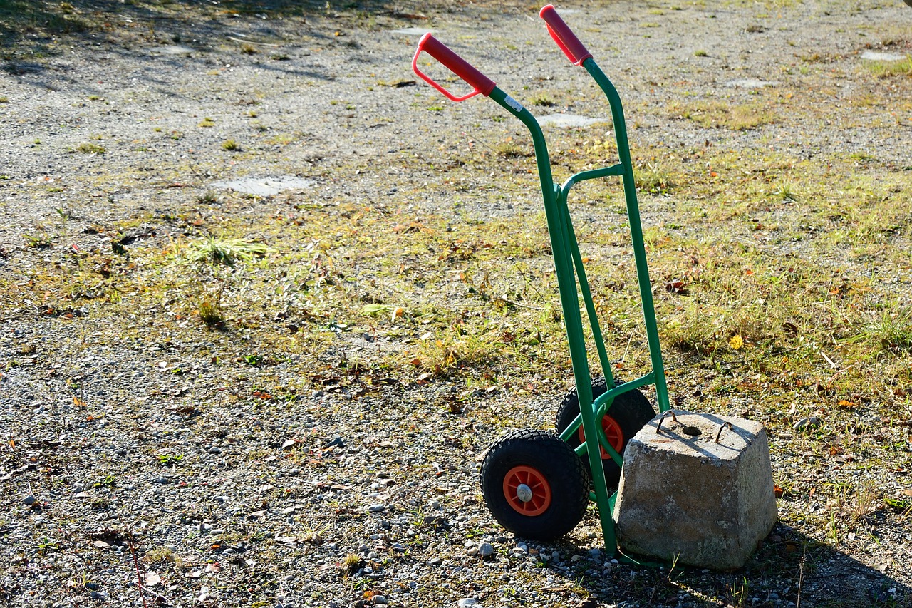 Ein Steinklotz auf einer Sackkarre