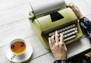 Eine Kaffeetasse und eine Schreibmaschine