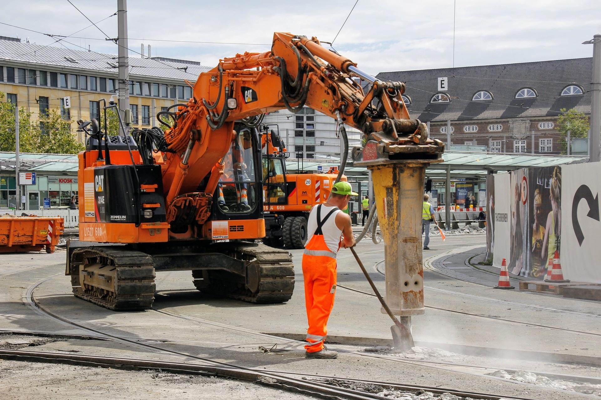 Eine große Baummaschine und ein Bauarbeiter beim Straßenbau