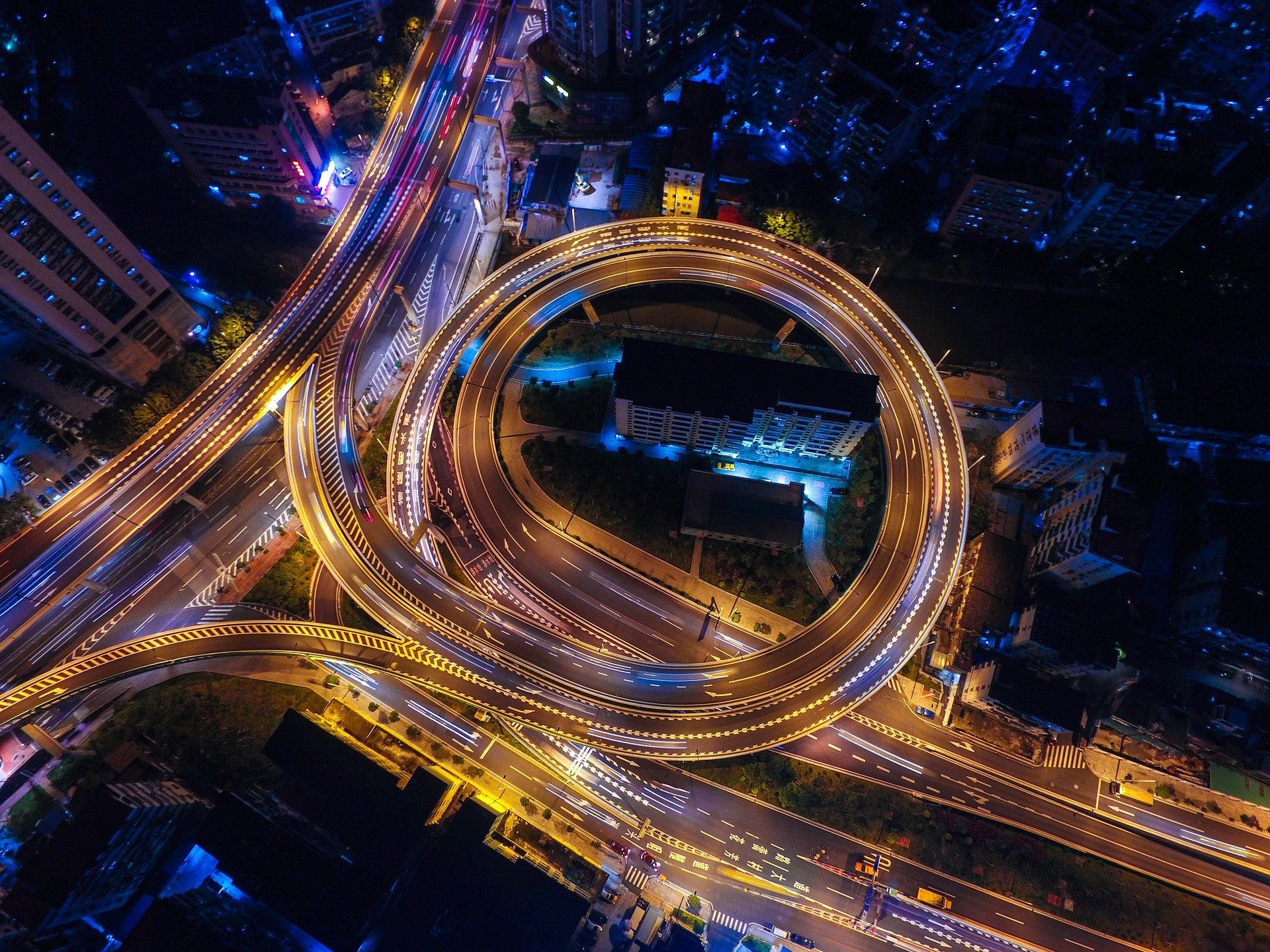 Eine Autobahnausfahrt von oben bei Nacht