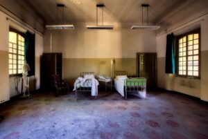 Ein heruntergekommenes und verlassenes Krankenzimmer