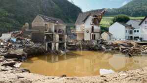 Durch Flut und Hochwasser zerstörte Häuser