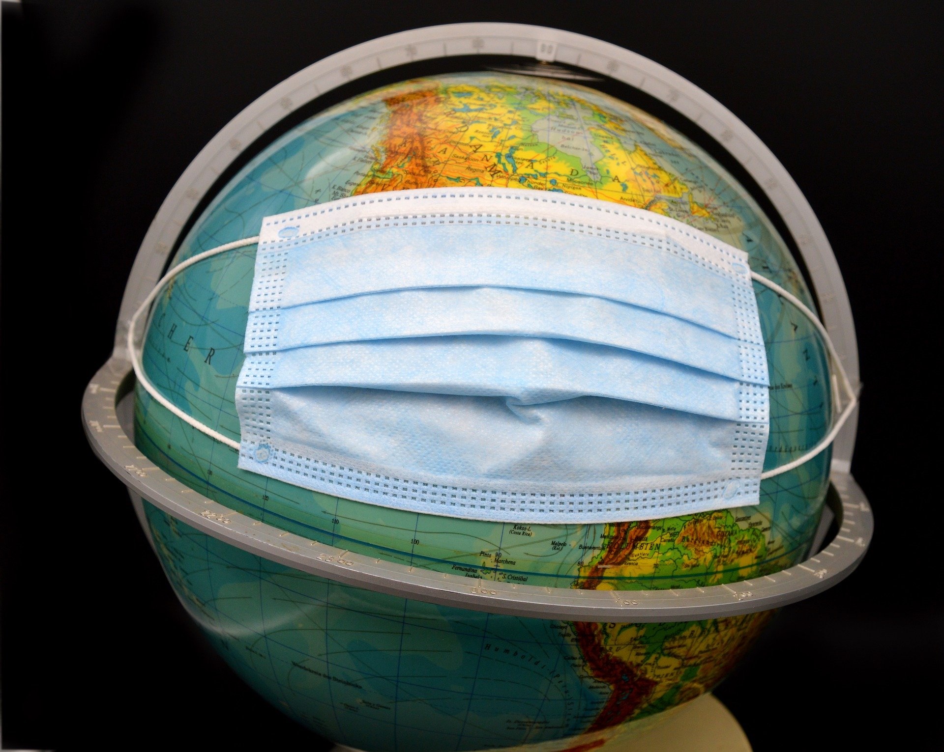 Ein Globus der eine Medizinische Maske trägt