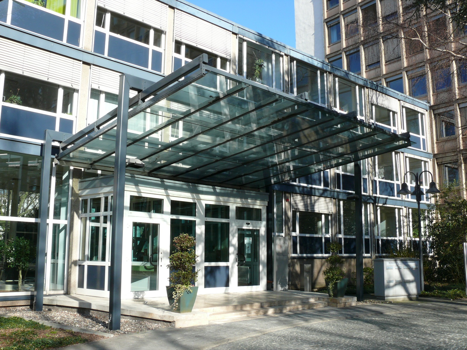 Eingang zu einem Gebäude mit Glasüberdachung