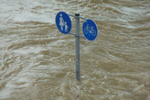 Ein Straßenschild das in Hochwasser steht