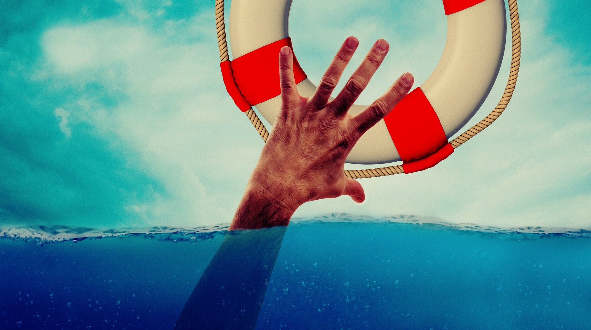 Eine Hand ragt aus dem Wasser und greift nach einem Rettungsring
