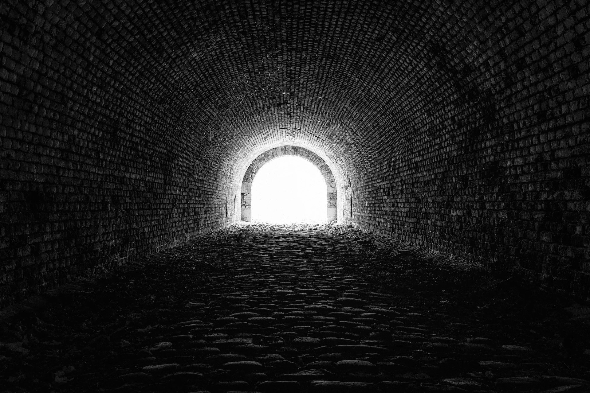 Ein Tunnelende durch das Licht scheint