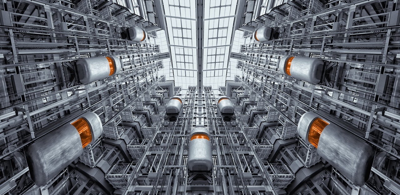 Futuristisch aussehende Aufzüge
