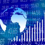 Schemenhafte Darstellung der Weltkugel vor einem Hintergrund aus Börsenzahlen und Graphen