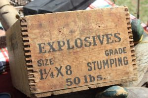 Eine Holzbox mit der Aufschrift Explosive