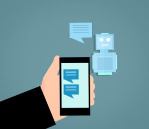 Illustration von einem Handy mit Chatsprechblasen und im Hintergrund ein Roboter, der Antwortet