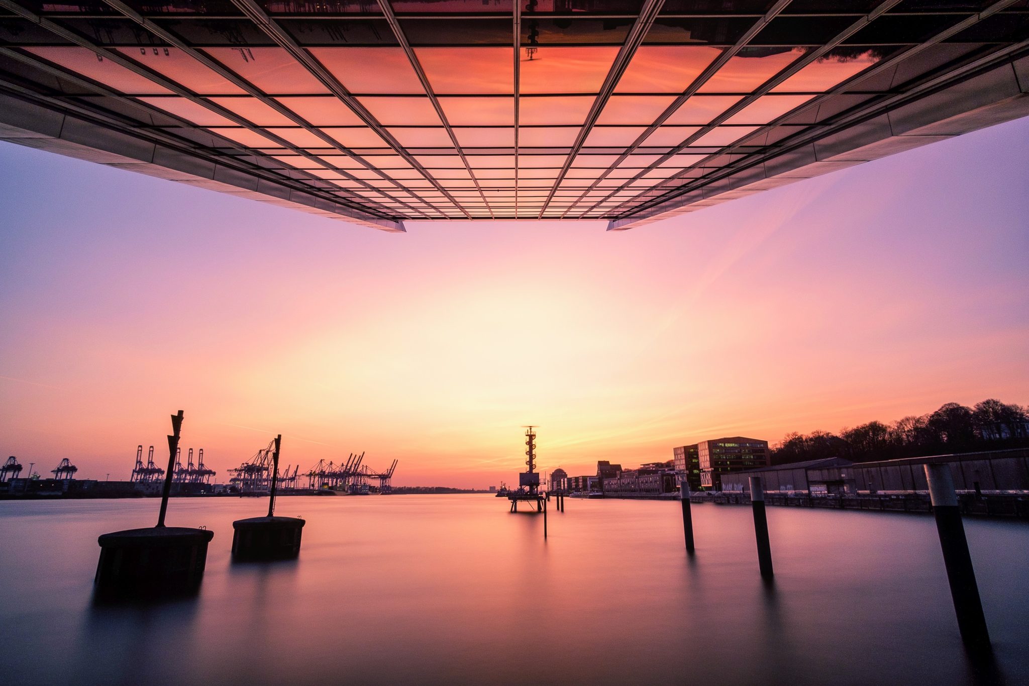 Sonnenuntergang über der Elbe in Hamburg