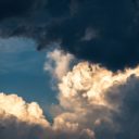 Große dicken Wolken am Himmel