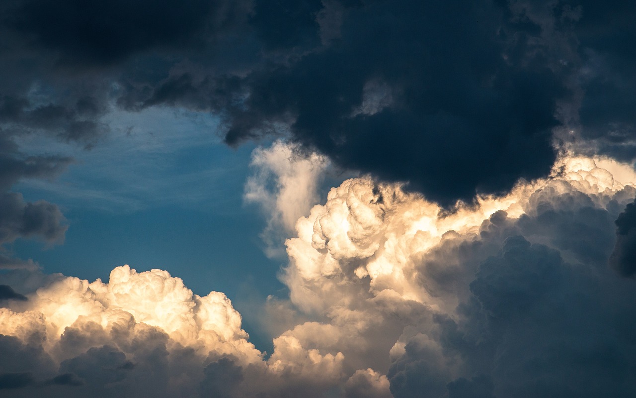 Große dicken Wolken am Himmel