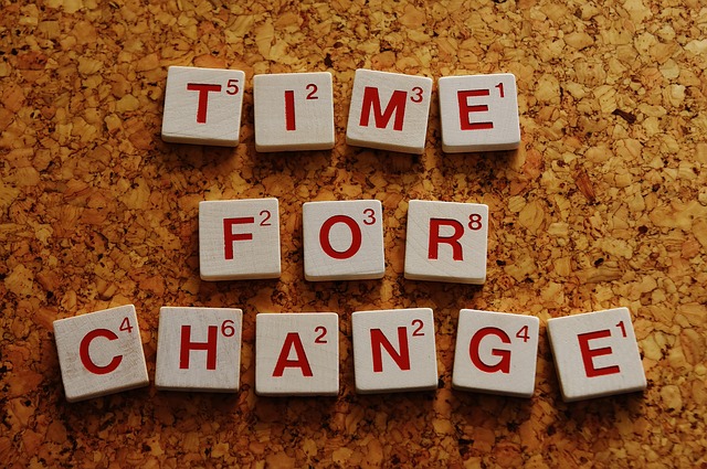 Time for change mit Scribbel-Steinen geschrieben